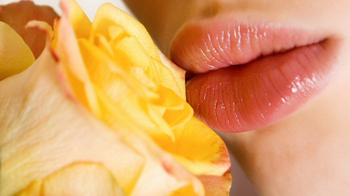 lips, flowers