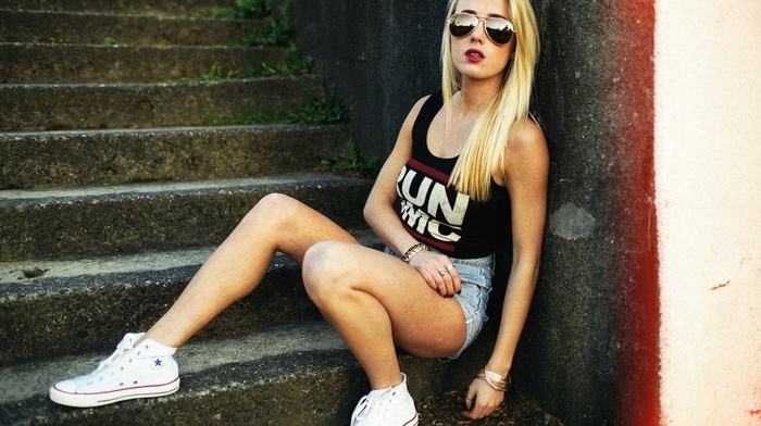 Converse, blonde, sunglasses, jean shorts