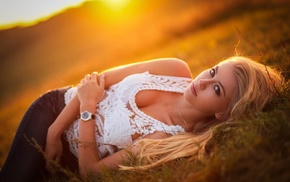 white tops, jeans, blonde, girl, cleavage