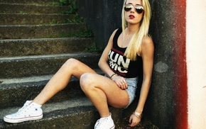 Converse, blonde, sunglasses, jean shorts