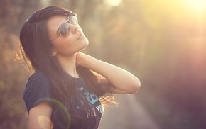 brunette, girl, girl outdoors, T, shirt, sunglasses